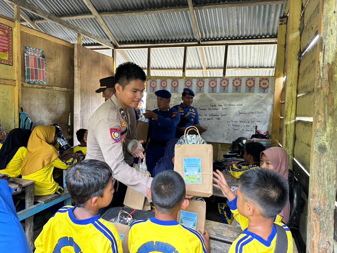 Wujudkan Kepedulian Pendidikan dan Lingkungan, Polres Inhil Gelar Aksi Green Policing di SD Marginal Tasik Pilang